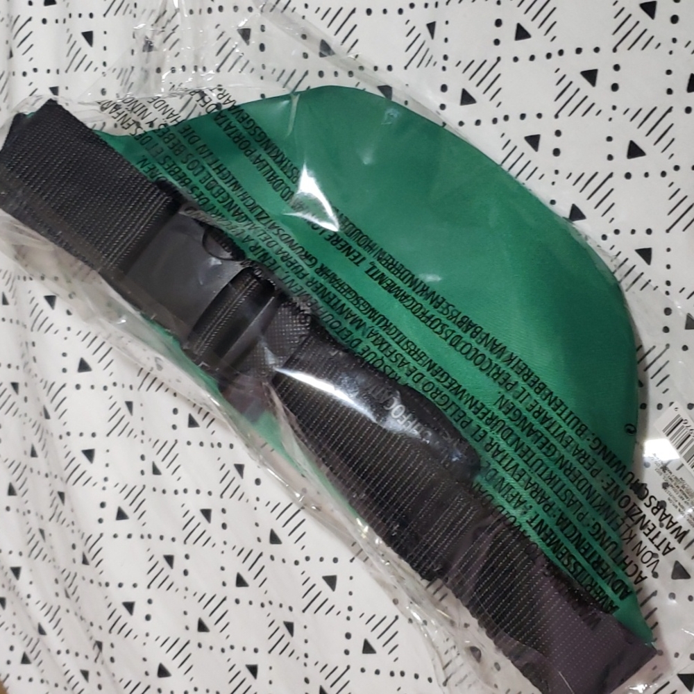 MAC x STRANGER THINGS BELT BAG. - Picture 3 of 6